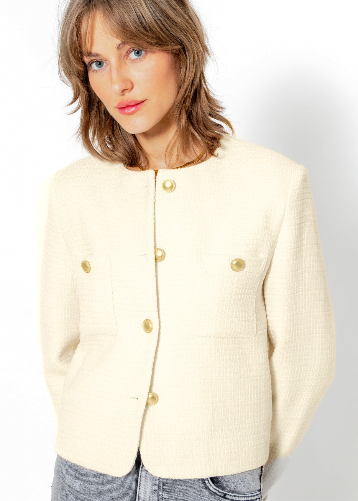 Kurze Jacke mit goldfarbenen Knöpfen - offwhite