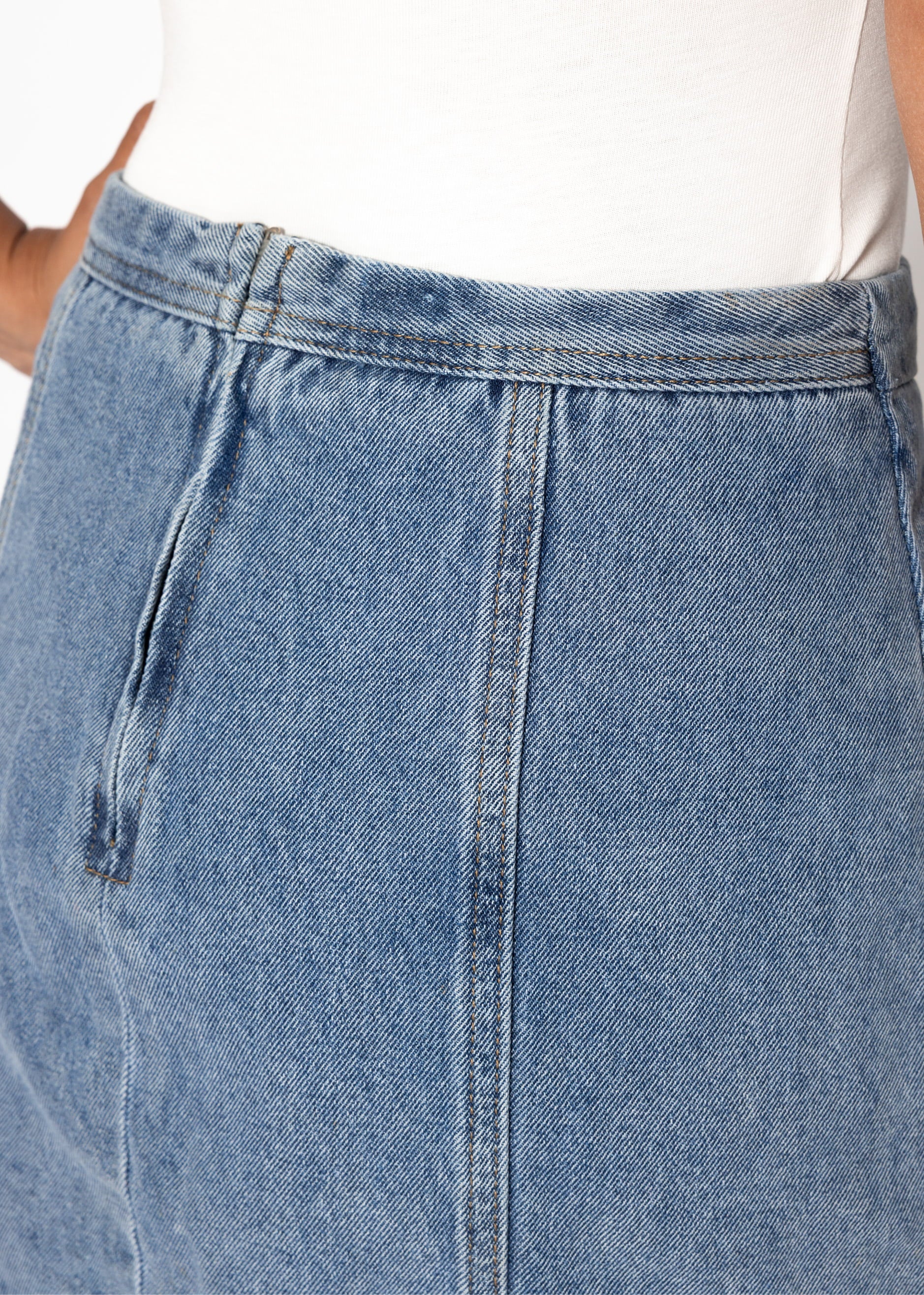 Kurzer Jeans Rock mit Teilungsnähten - hellblau