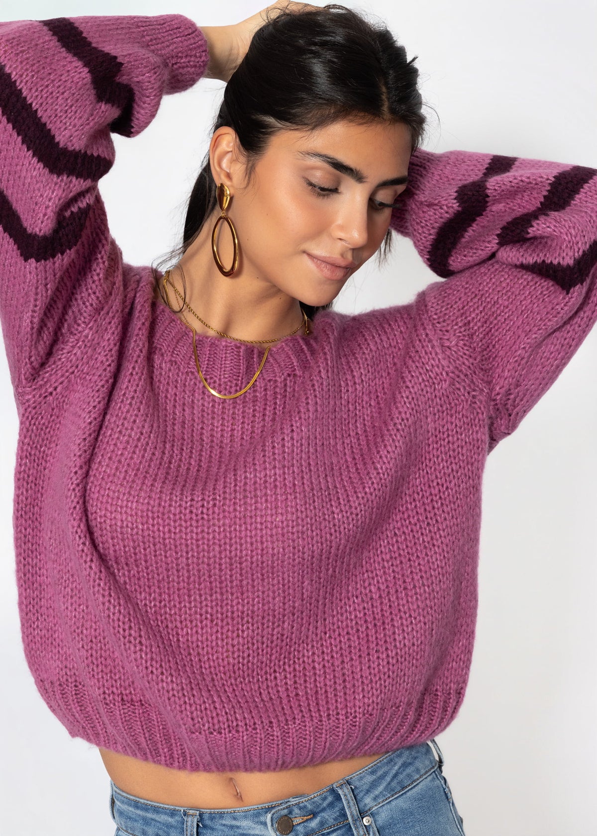 Kurzer Strickpullover mit gestreiften Ärmeln - beere
