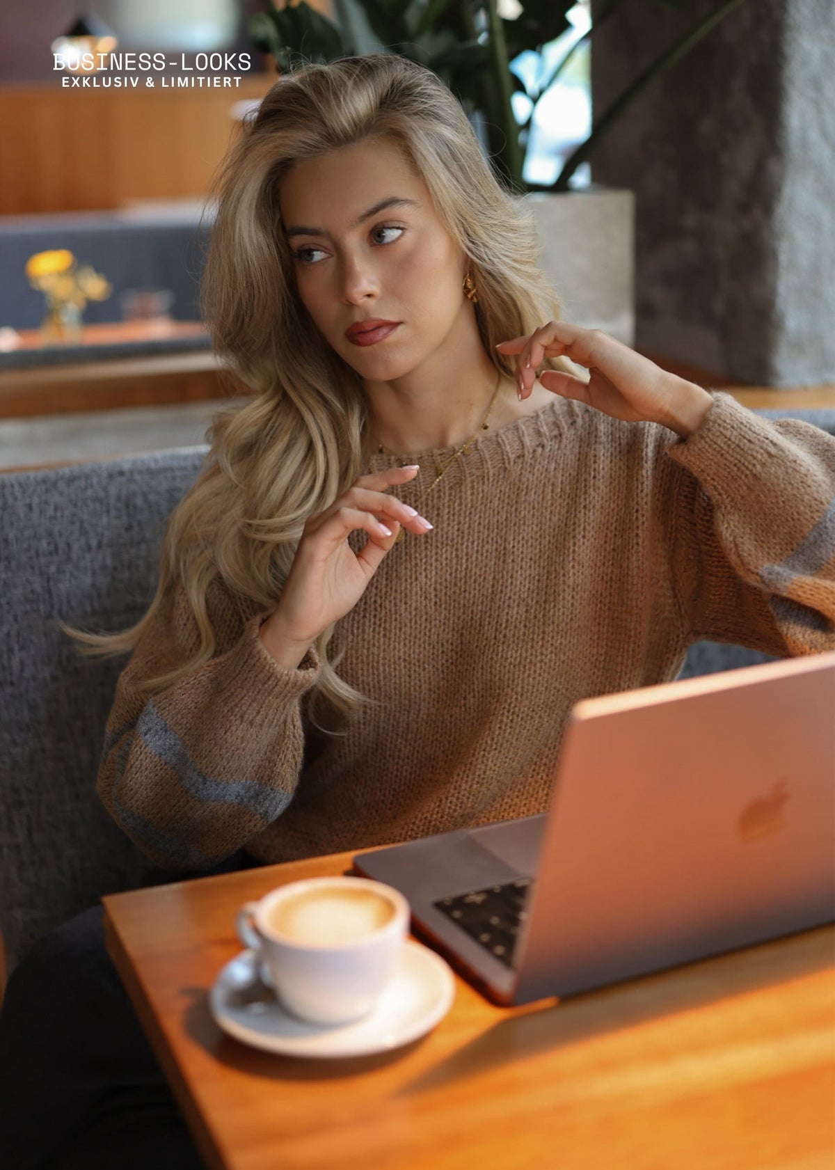 Kurzer Strickpullover mit gestreiften Ärmeln - camel