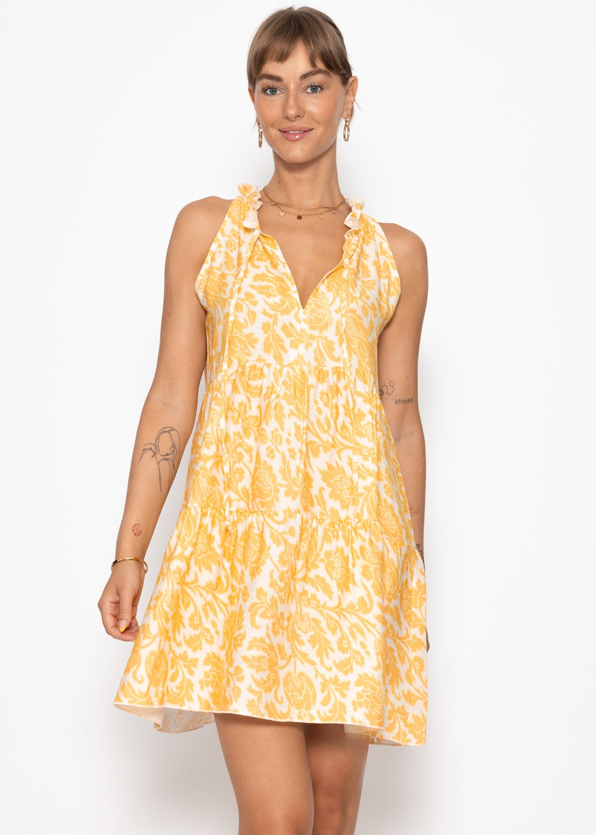 Short summer dress with flower print - yellow