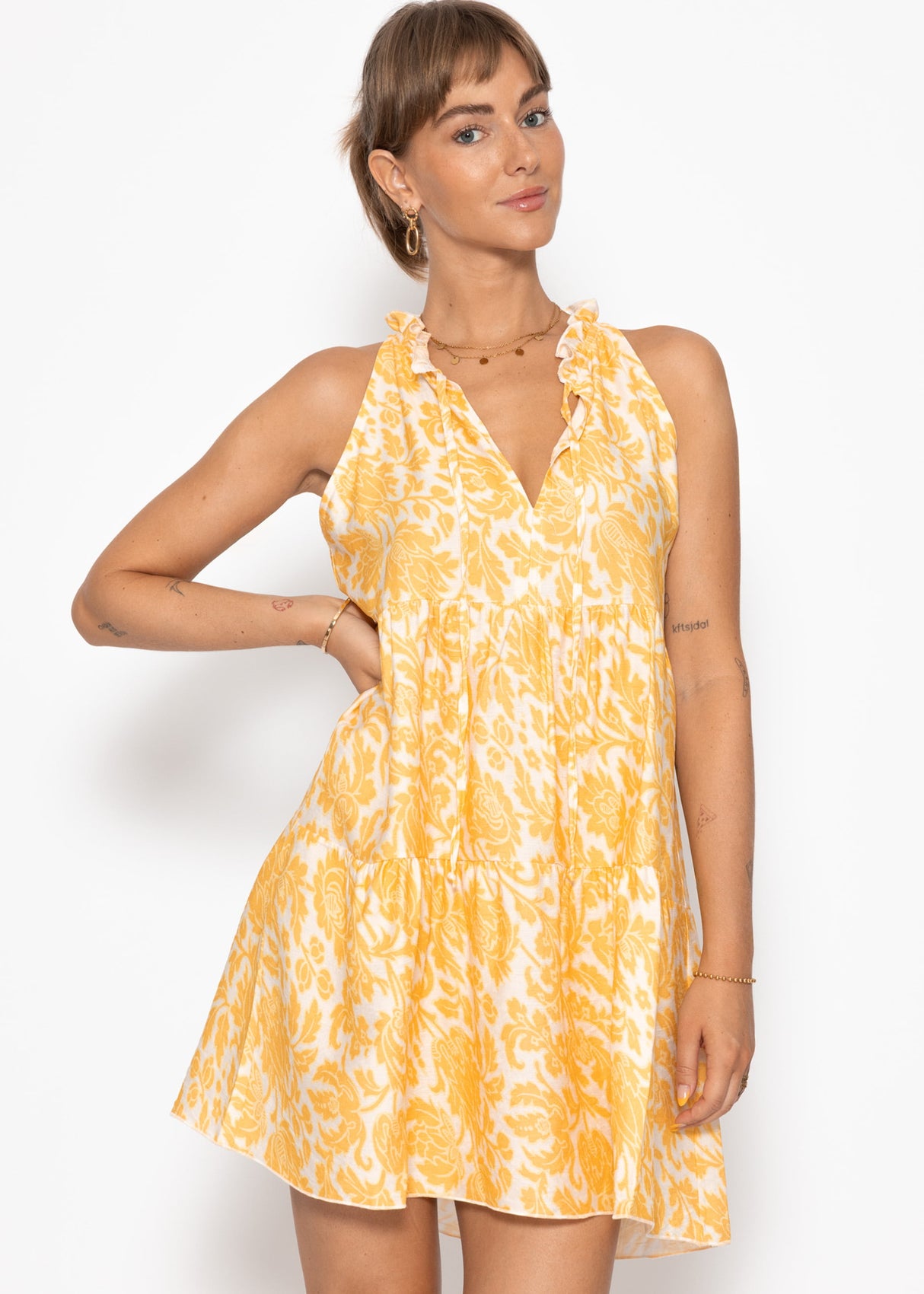 Short summer dress with flower print - yellow