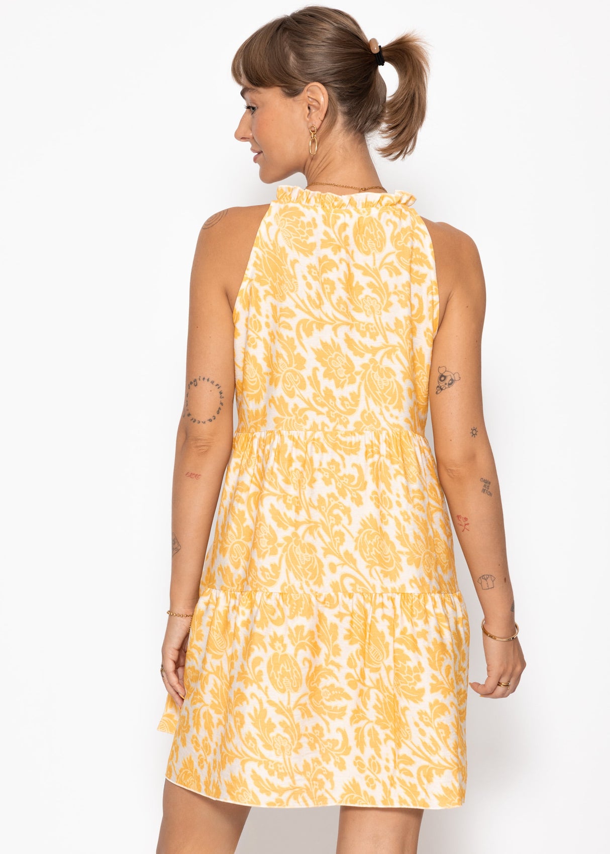 Short summer dress with flower print - yellow