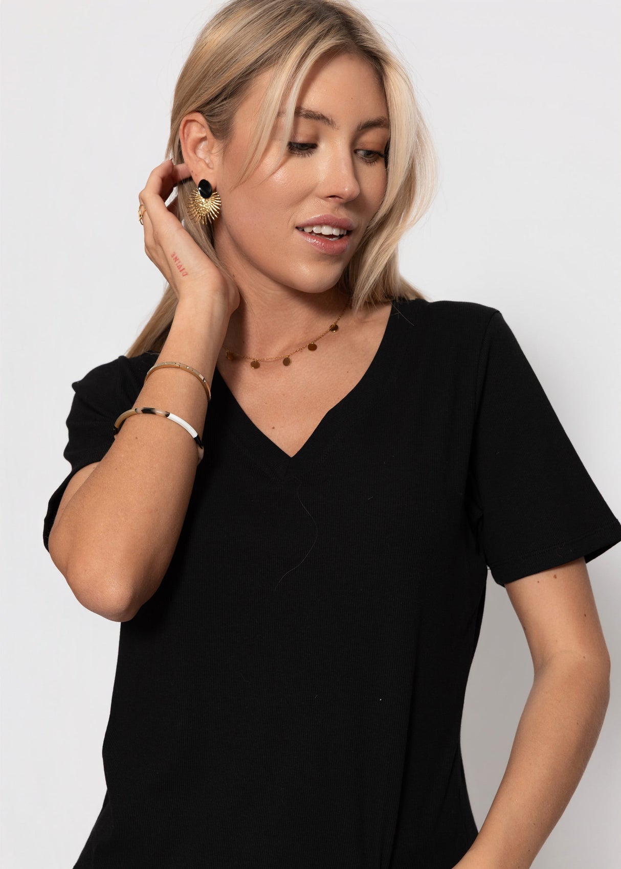 Lässiges Ripp T-Shirt mit V-Ausschnitt - schwarz
