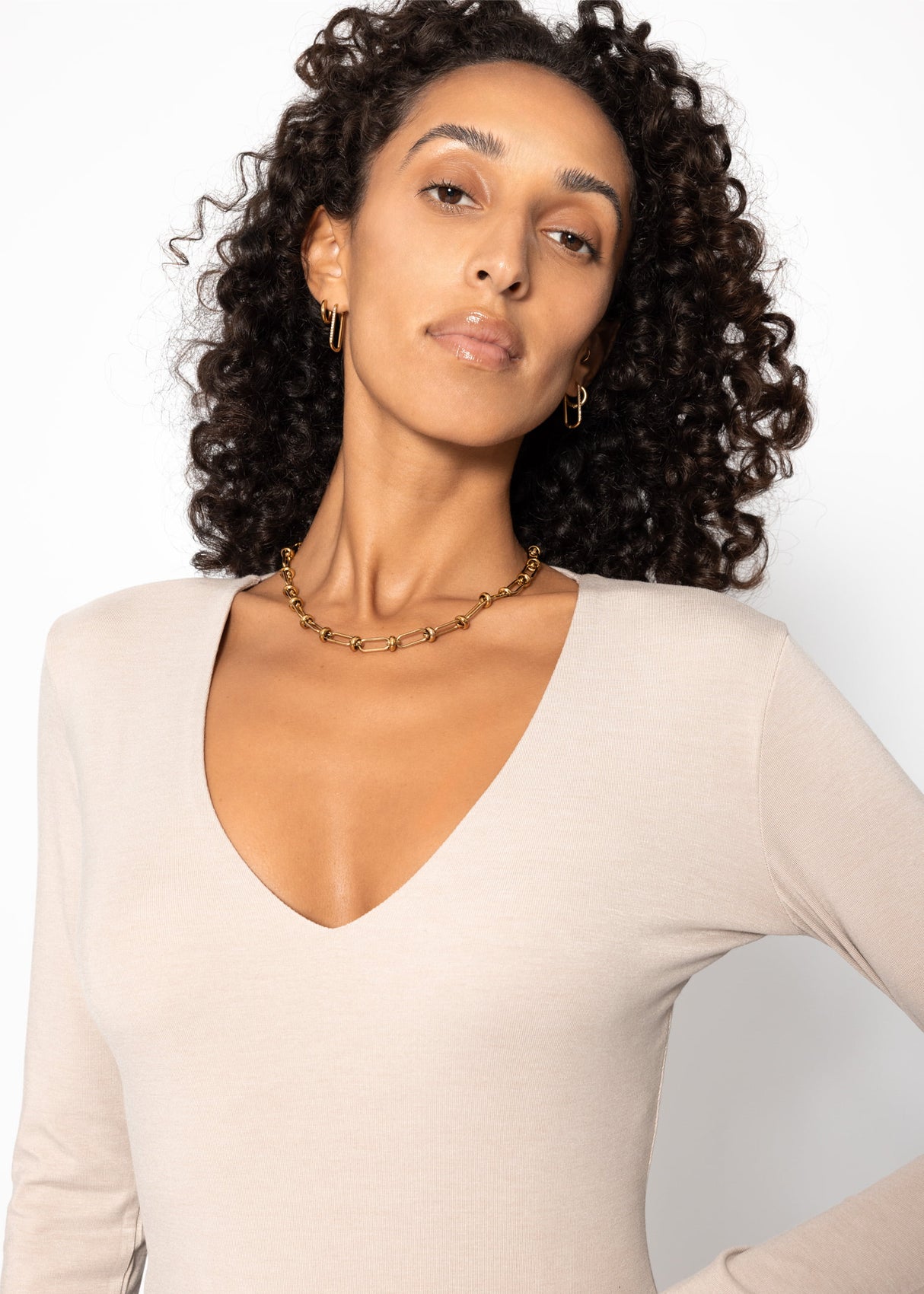 Long arm body with a V -neck - beige