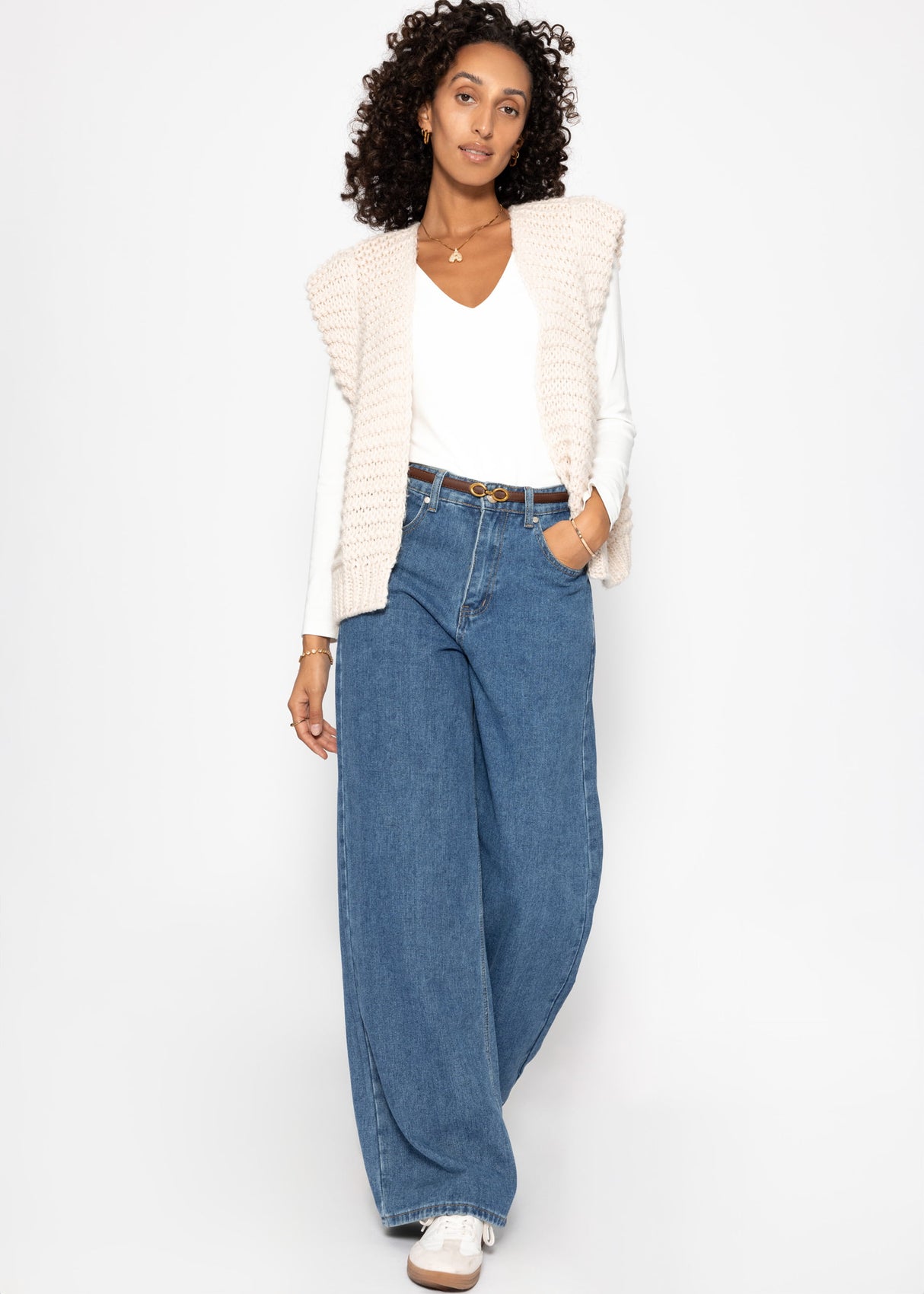 Long arm body with a V -neck - white