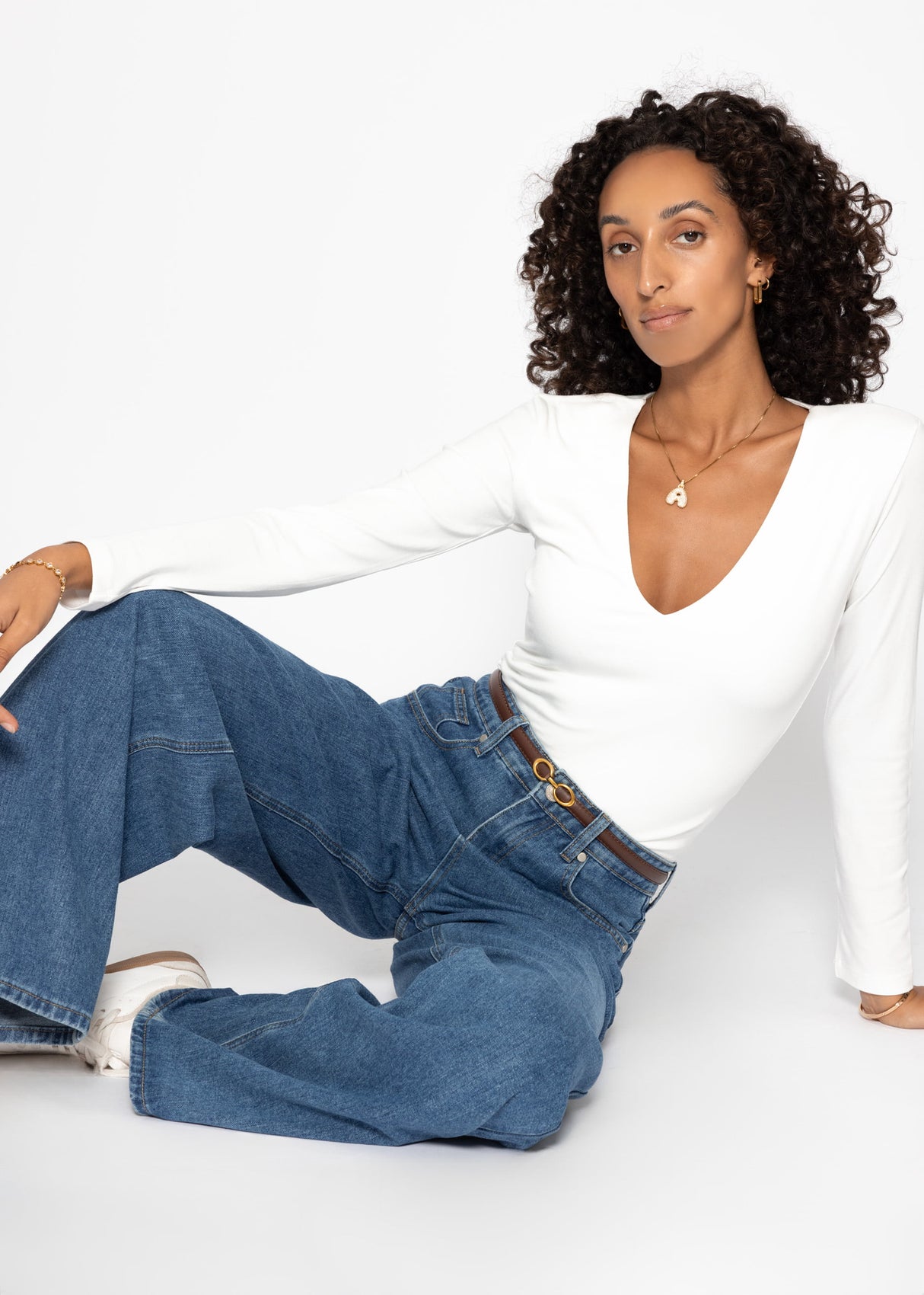 Long arm body with a V -neck - white