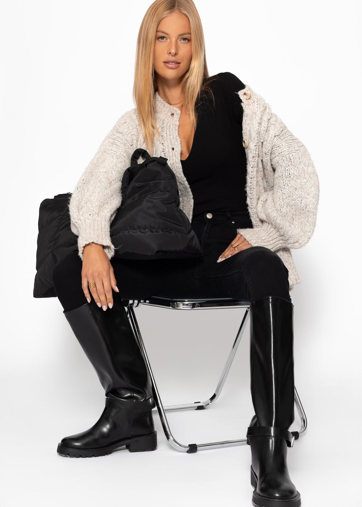 Long arm body with a V -neck - black