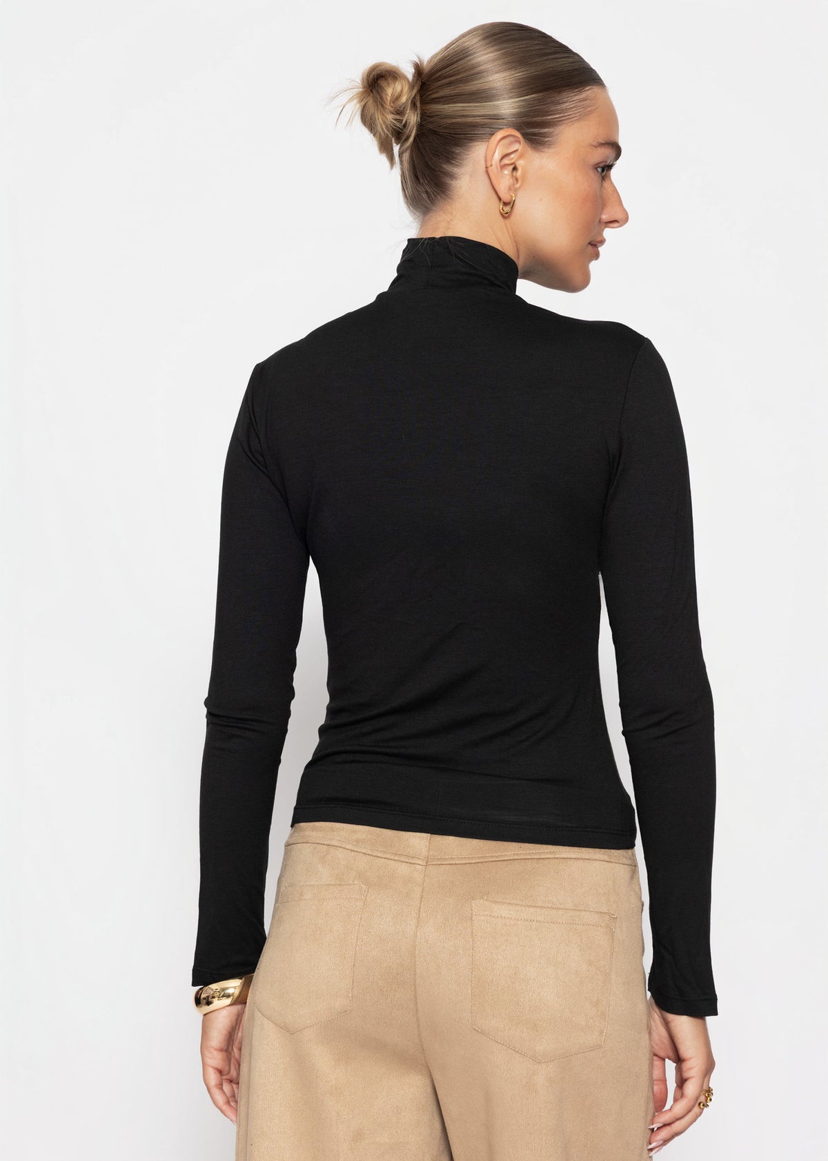 Long-sleeved turtleneck shirt - black