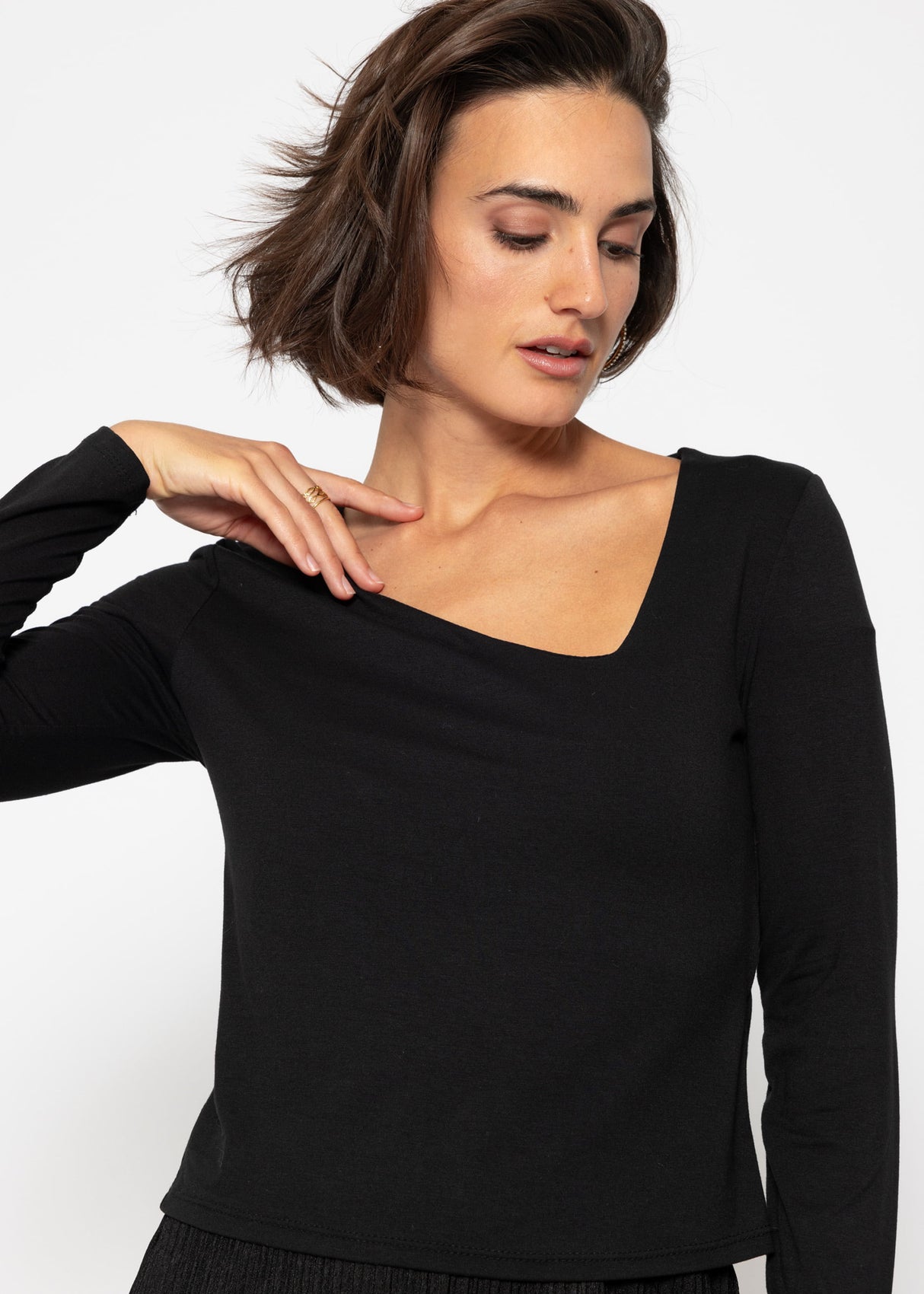 Long-sleeved shirt with asymmetric neckline - black