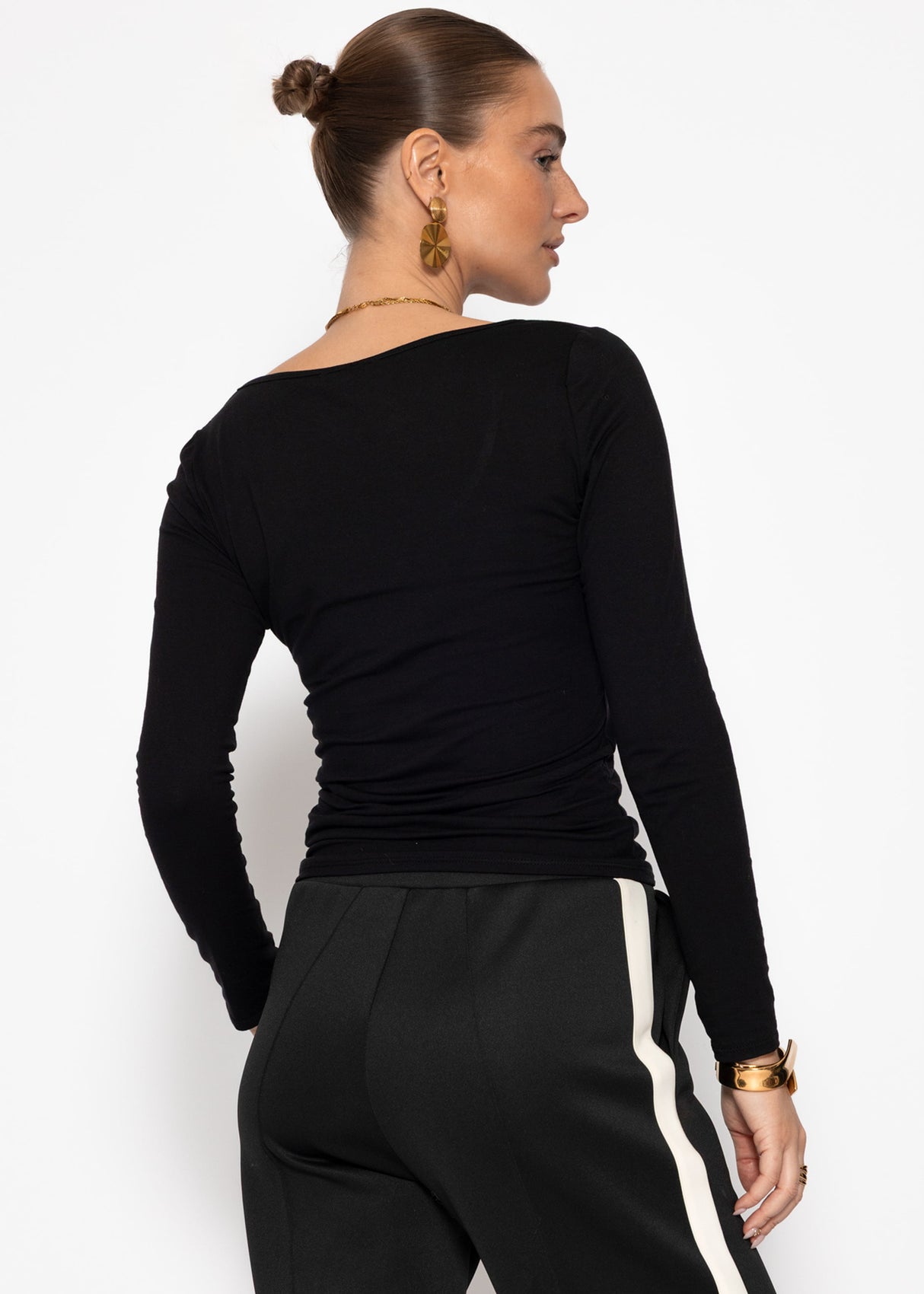 Long-sleeved shirt with neckline - black