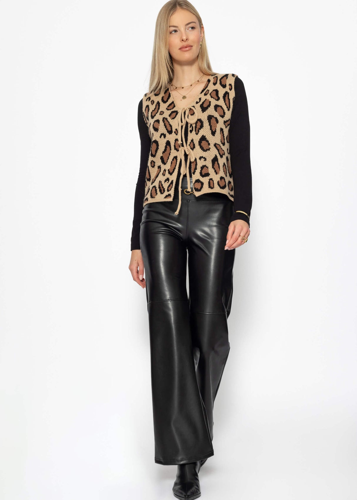 Long-sleeved shirt with neckline - black