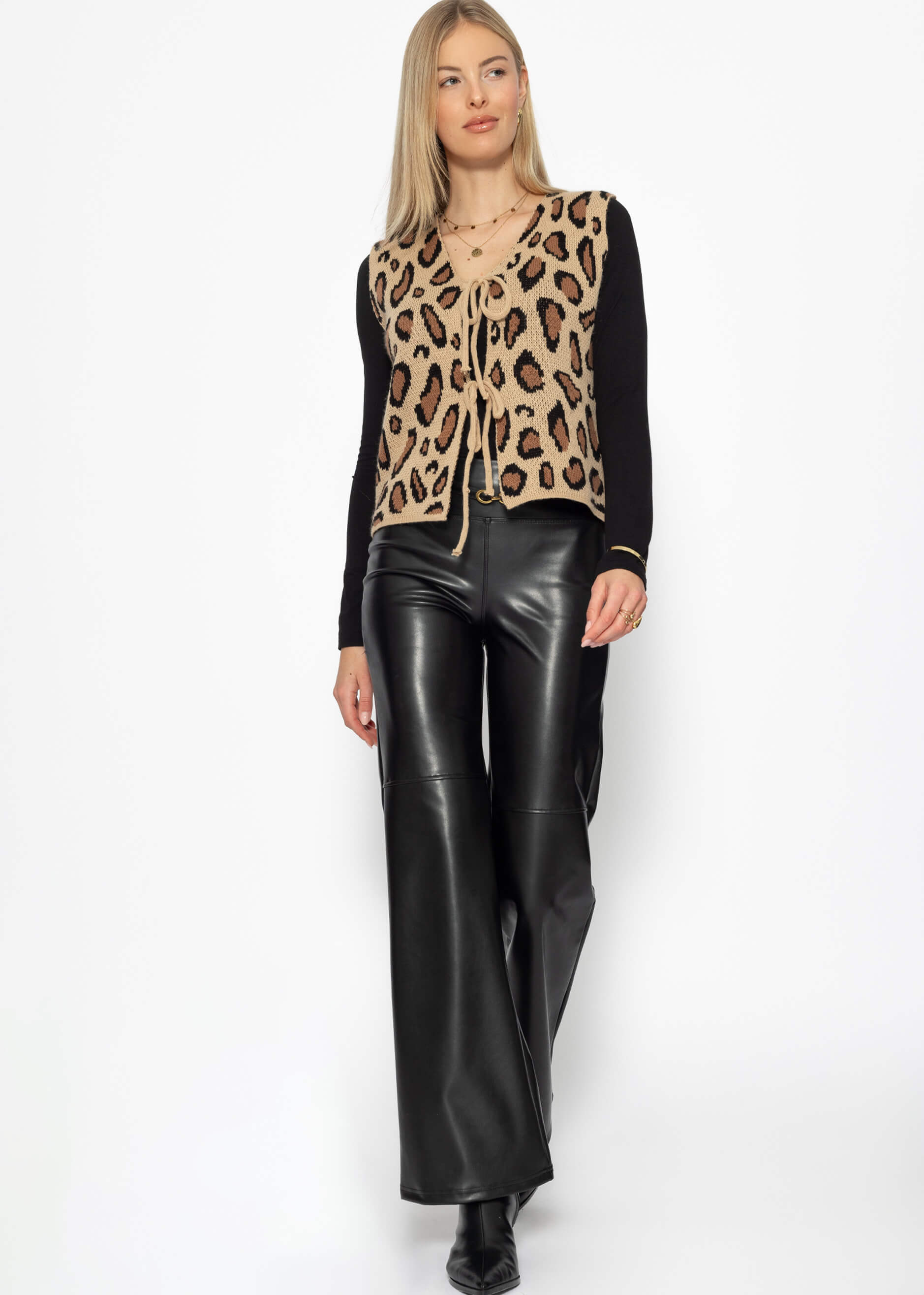 Long-sleeved shirt with neckline - black