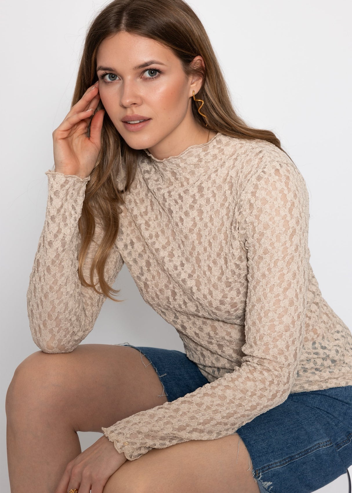 Long-sleeved lace shirt - beige