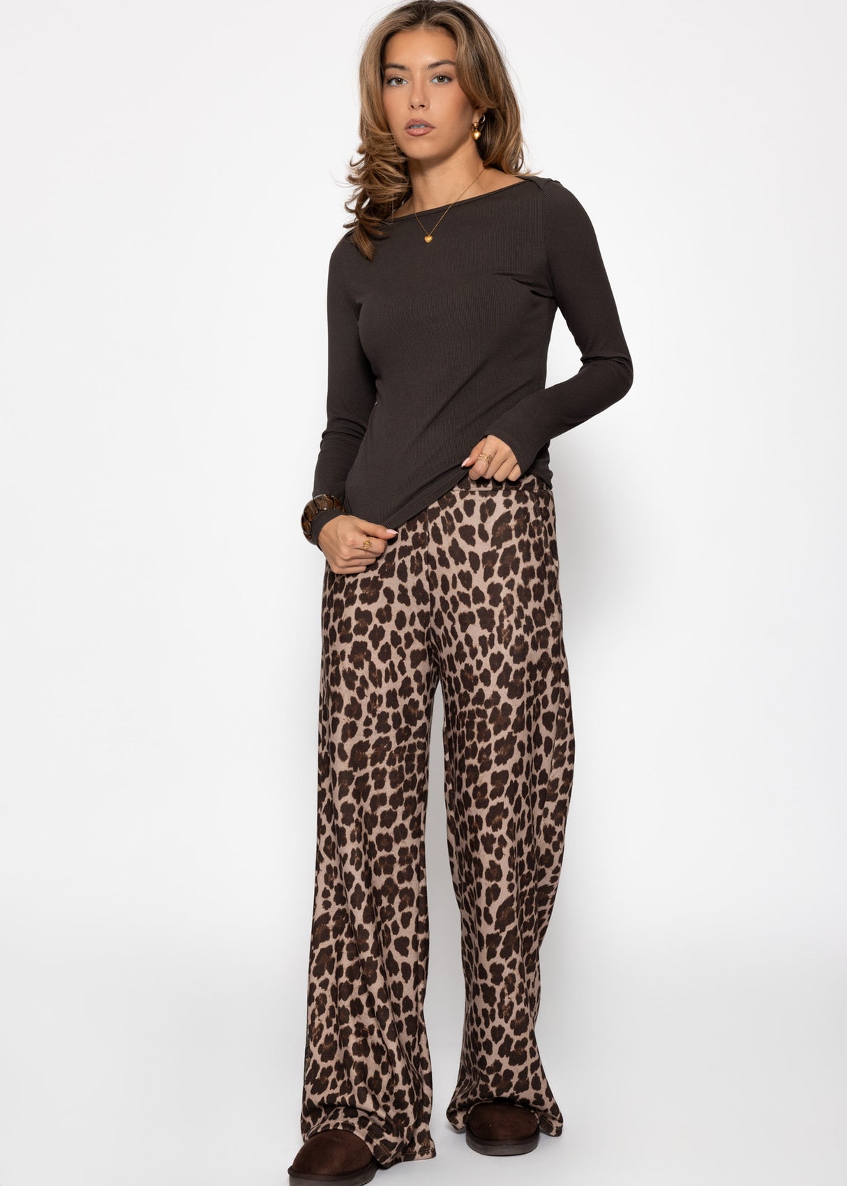 Long-sleeved shirt with boat neck - brown