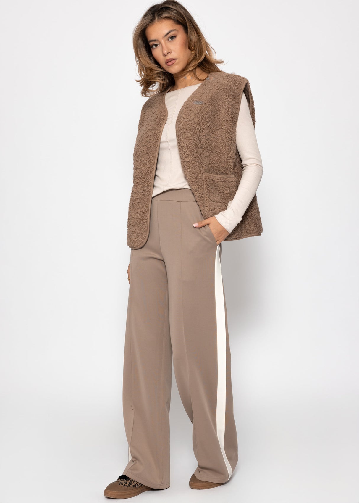 Long-sleeved shirt with decorative stitching - beige