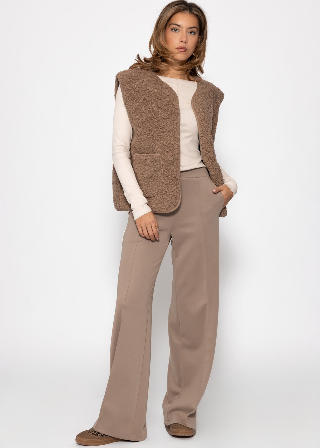 Long-sleeved shirt with decorative stitching - beige