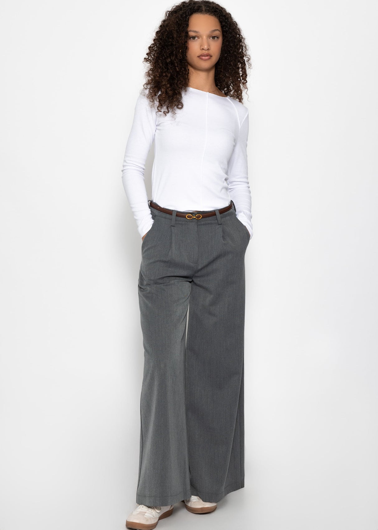 Long-sleeved shirt with decorative stitching - white