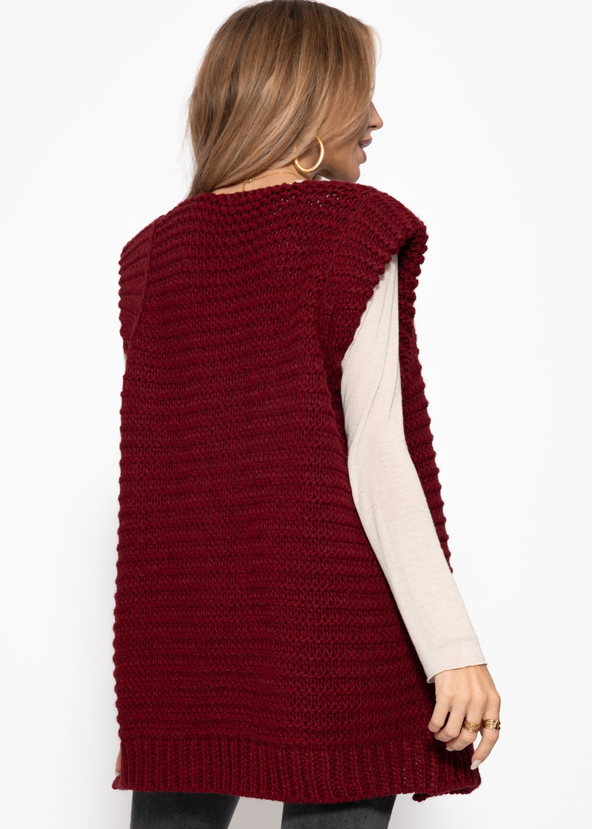 Lange ärmellose Strickweste mit strukturierten Schultern - burgundy