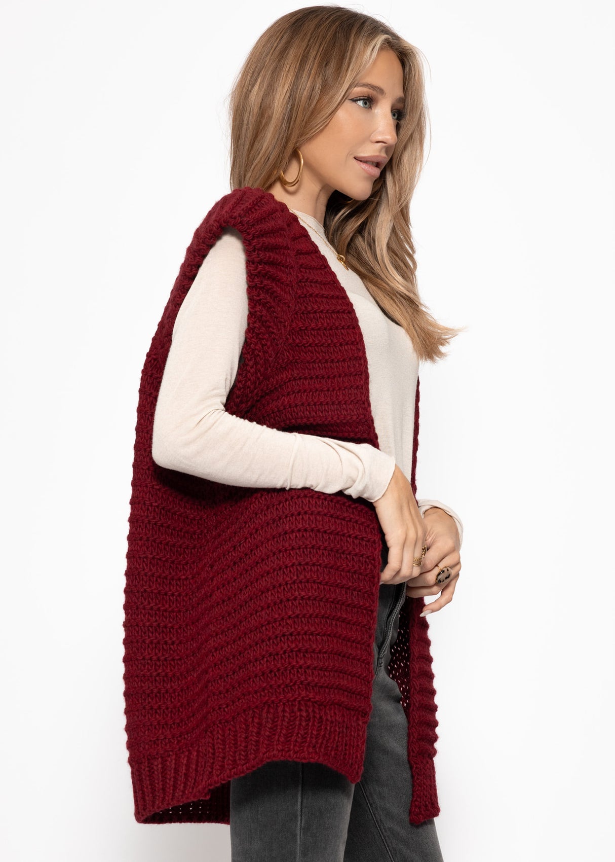 Lange ärmellose Strickweste mit strukturierten Schultern - burgundy