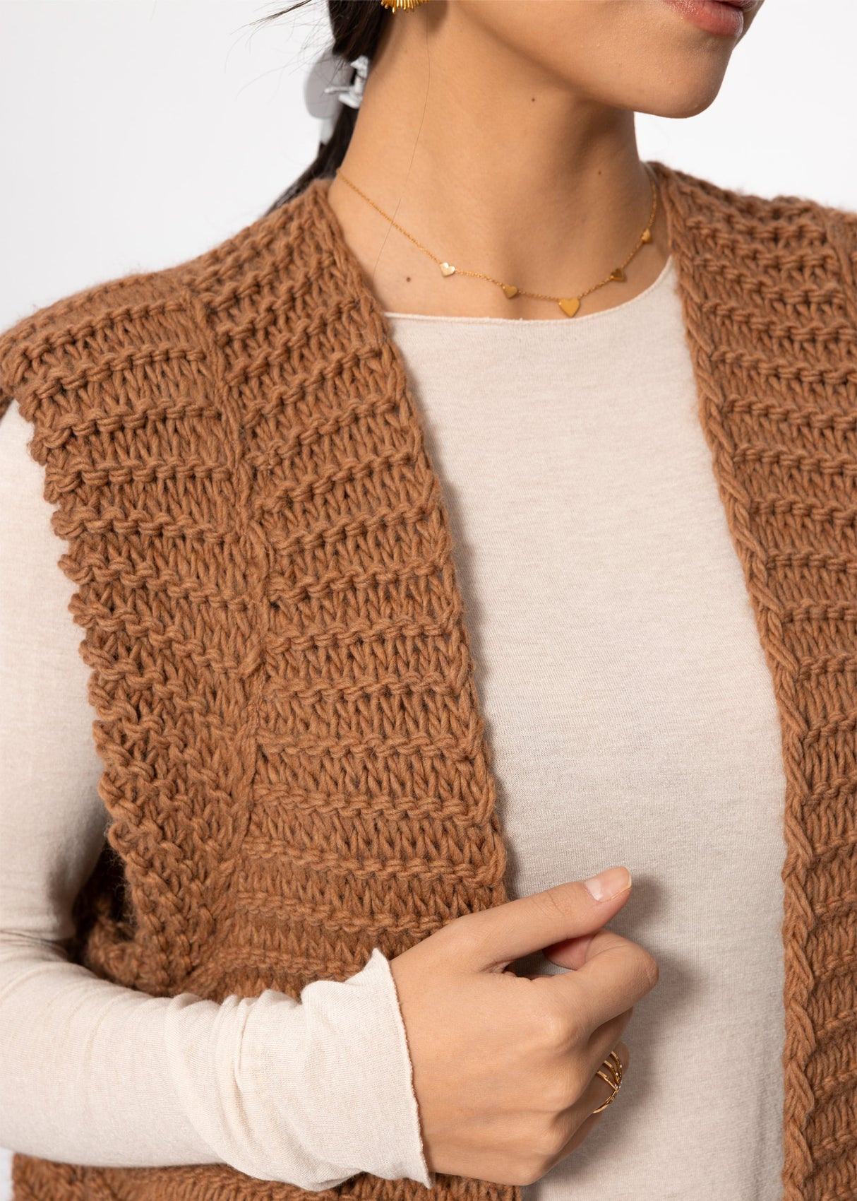 Lange ärmellose Strickweste mit strukturierten Schultern - camel