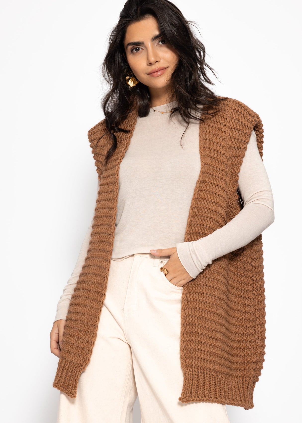 Lange ärmellose Strickweste mit strukturierten Schultern - camel