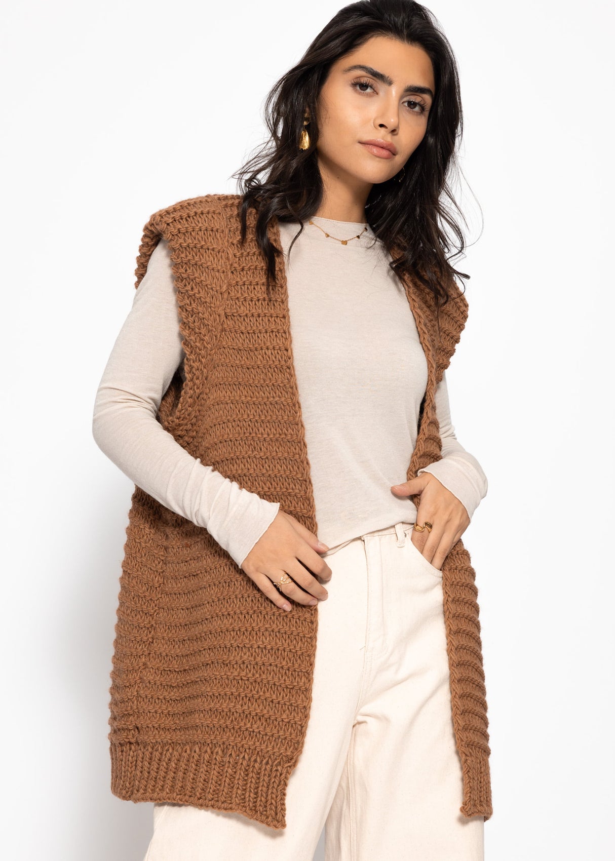 Lange ärmellose Strickweste mit strukturierten Schultern - camel