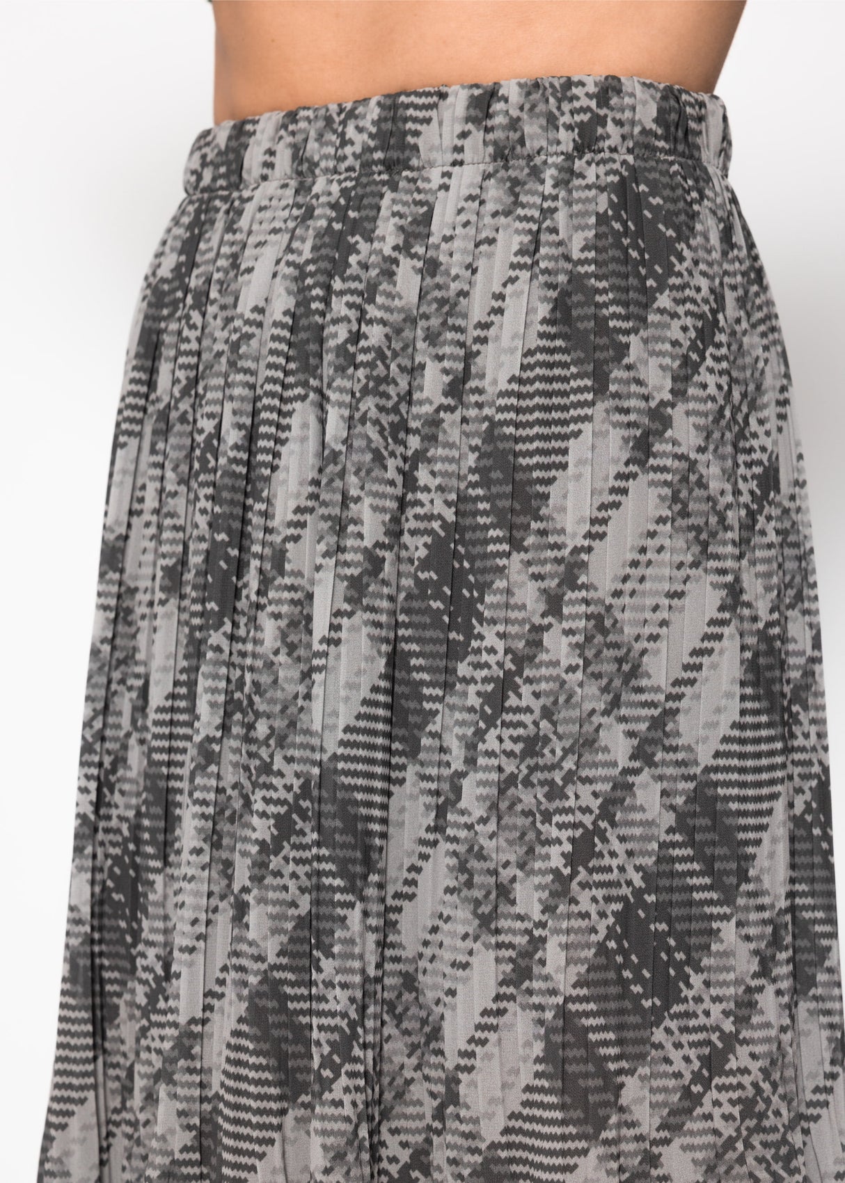 Long pleated chiffon skirt with checked print - gray