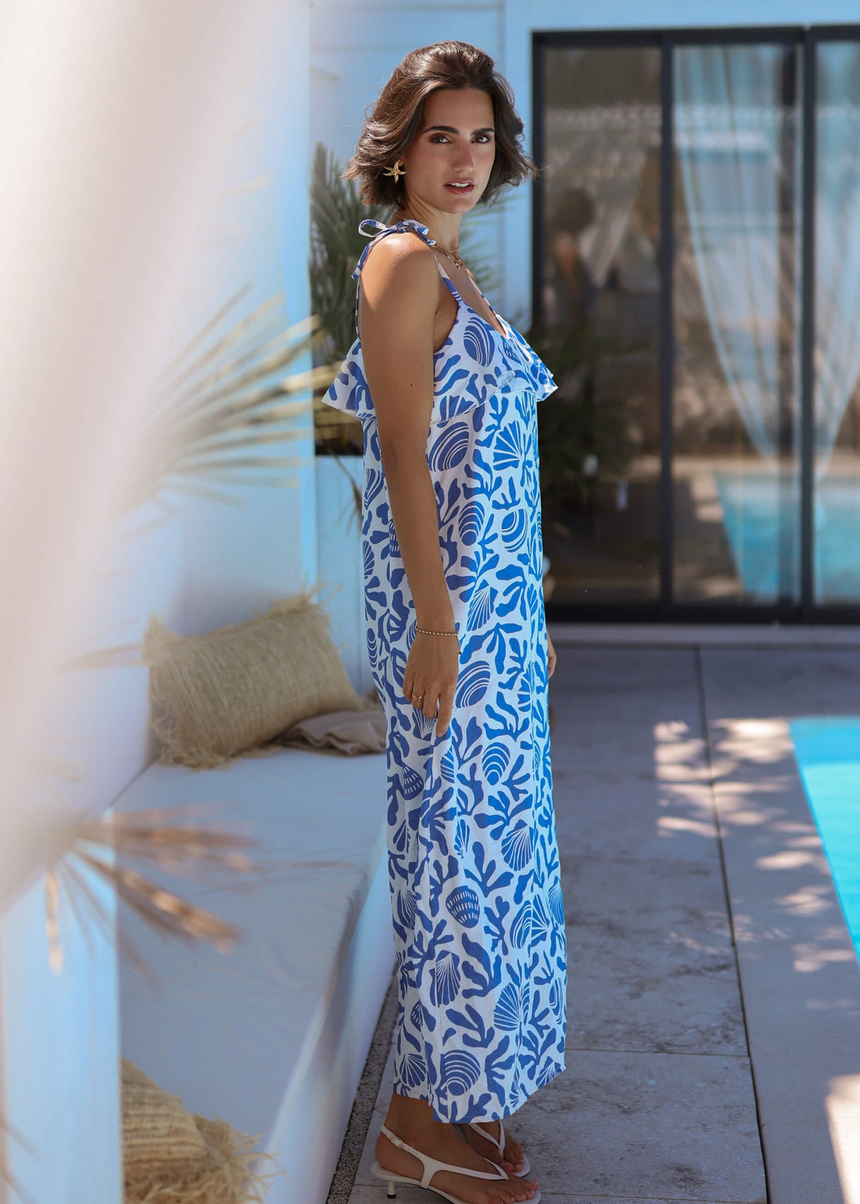 Langes Trägerkleid mit Muschel- und Korallen-Print - weiß-blau