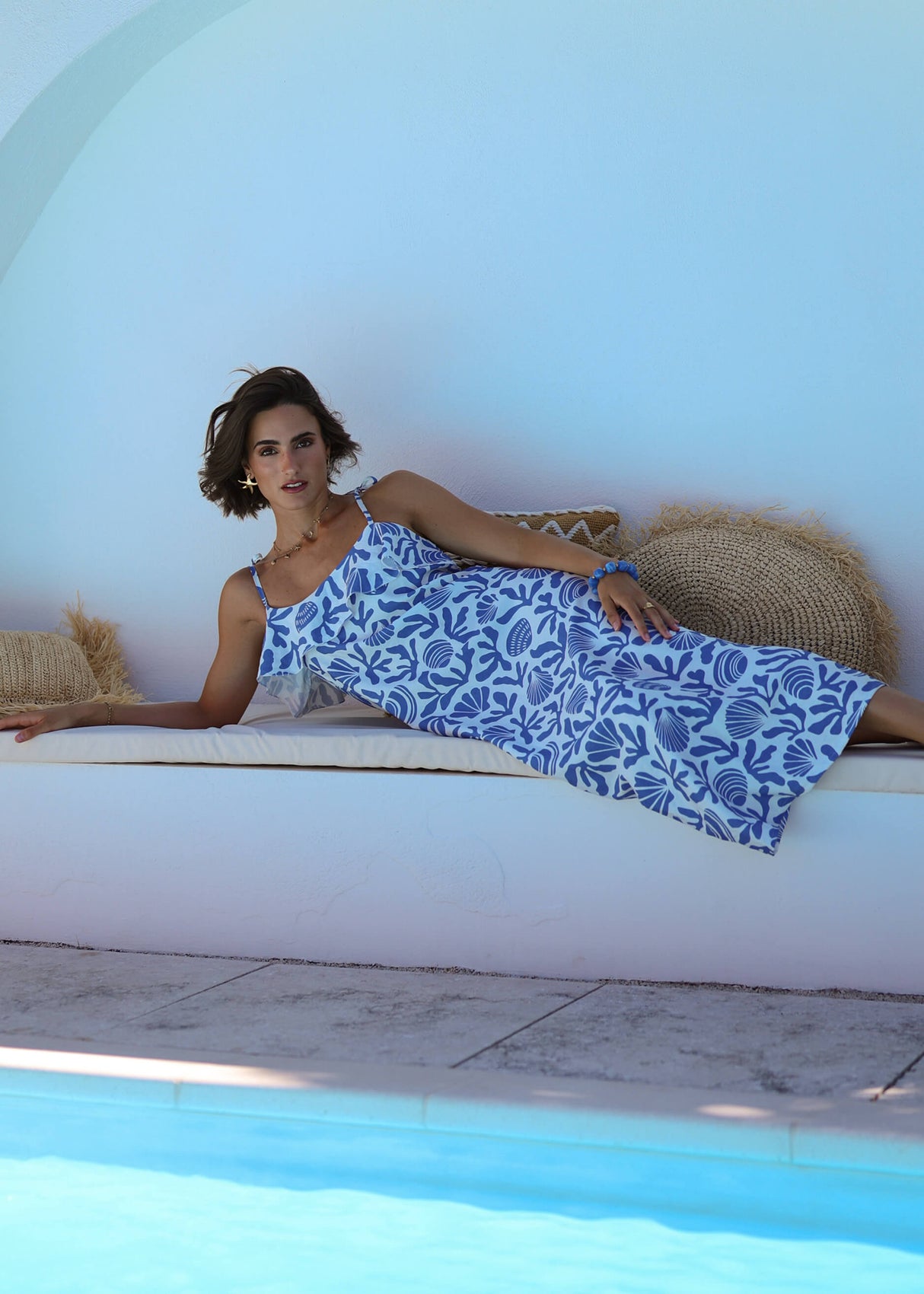 Langes Trägerkleid mit Muschel- und Korallen-Print - weiß-blau