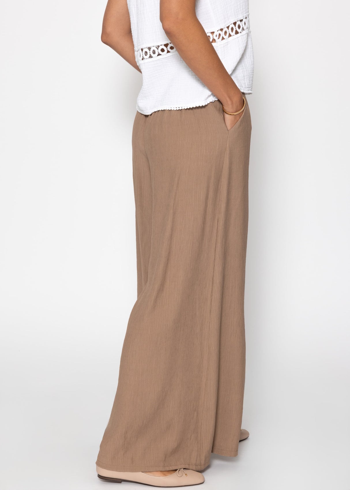 Lässige Hose in Crincle-Optik - hellbraun