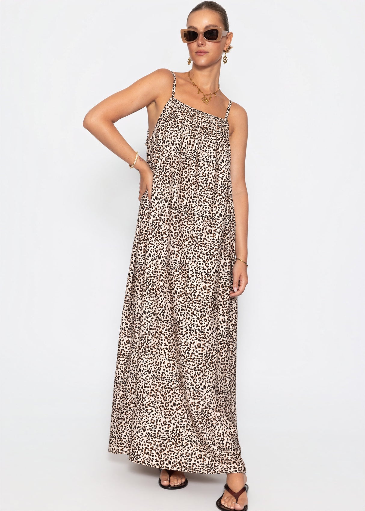 Lockeres Trägerkleid mit Leo-Print - beige