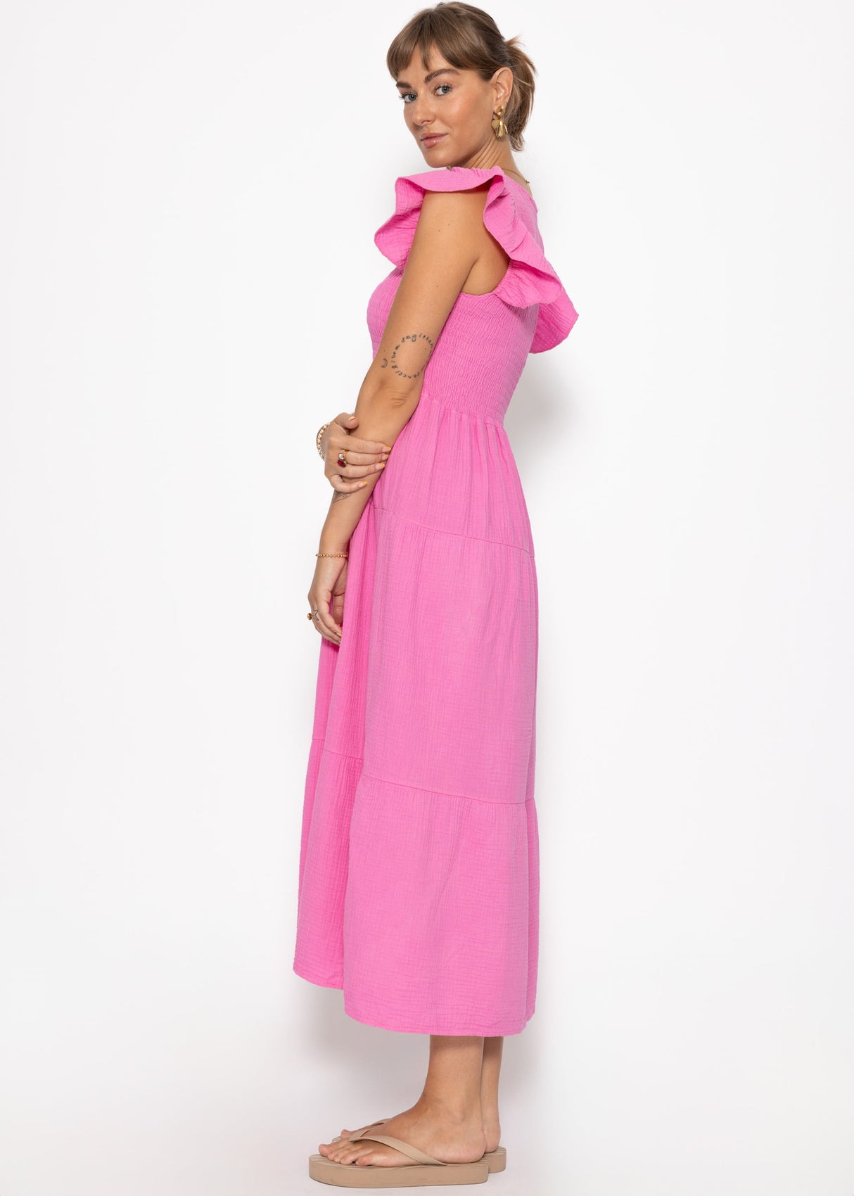 Maxi Musselin dress with ruffles and winged sleeves - pink