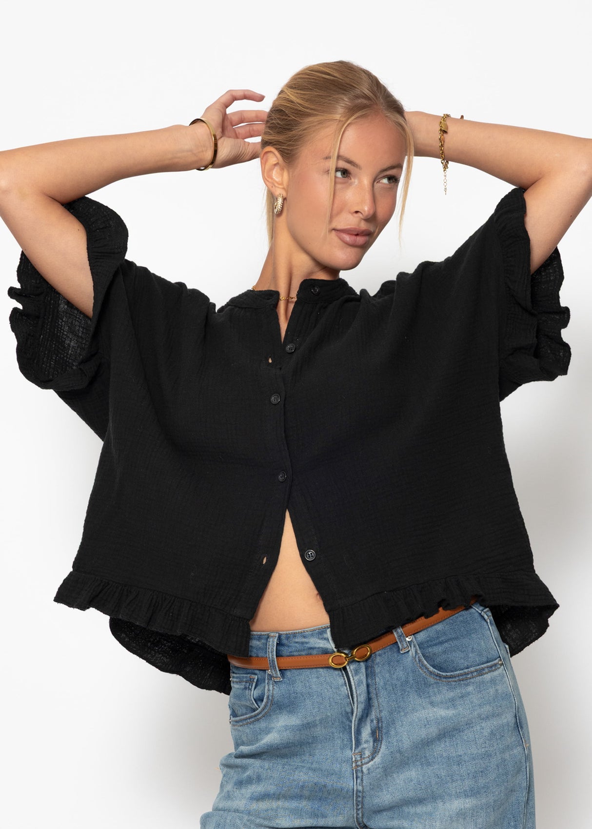 Musselin blouse with ruffled hem - black