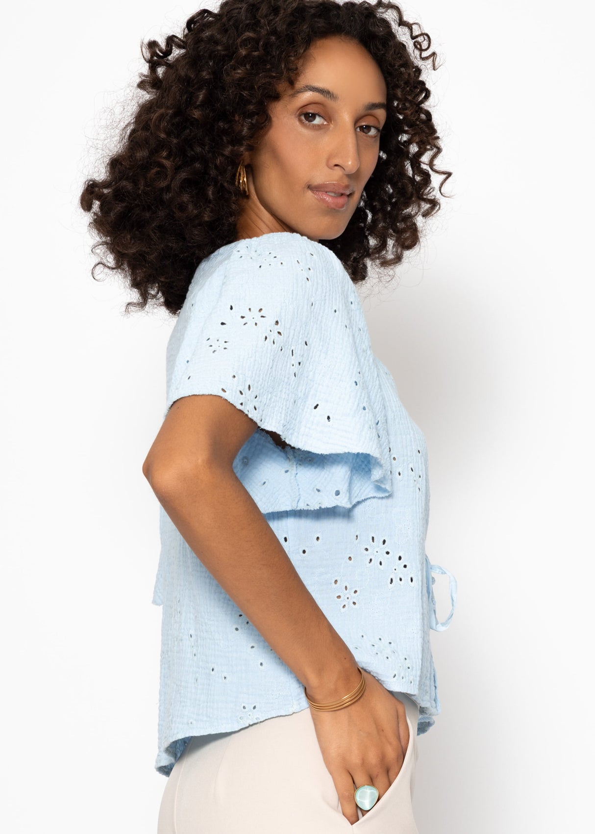 Musselin Bluse zum Binden mit Lochstickerei - hellblau