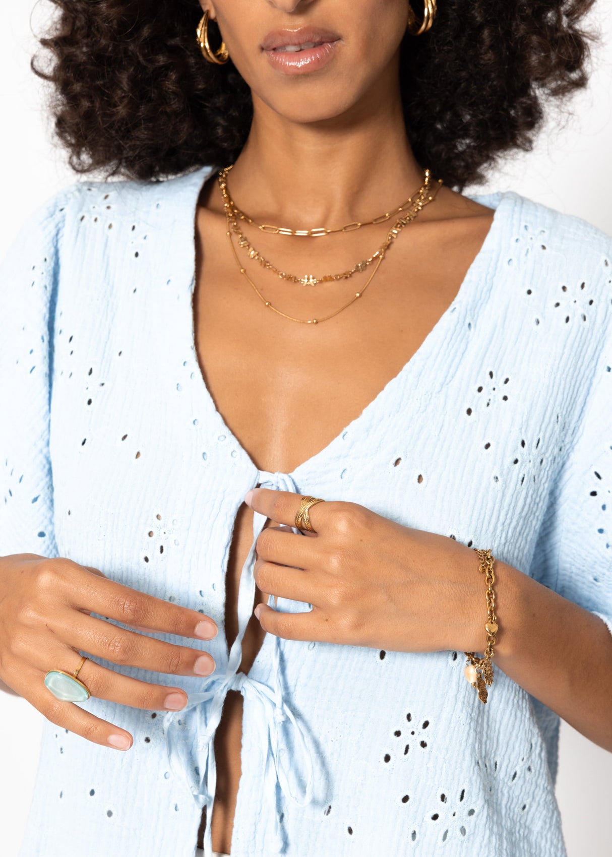 Musselin Bluse zum Binden mit Lochstickerei - hellblau