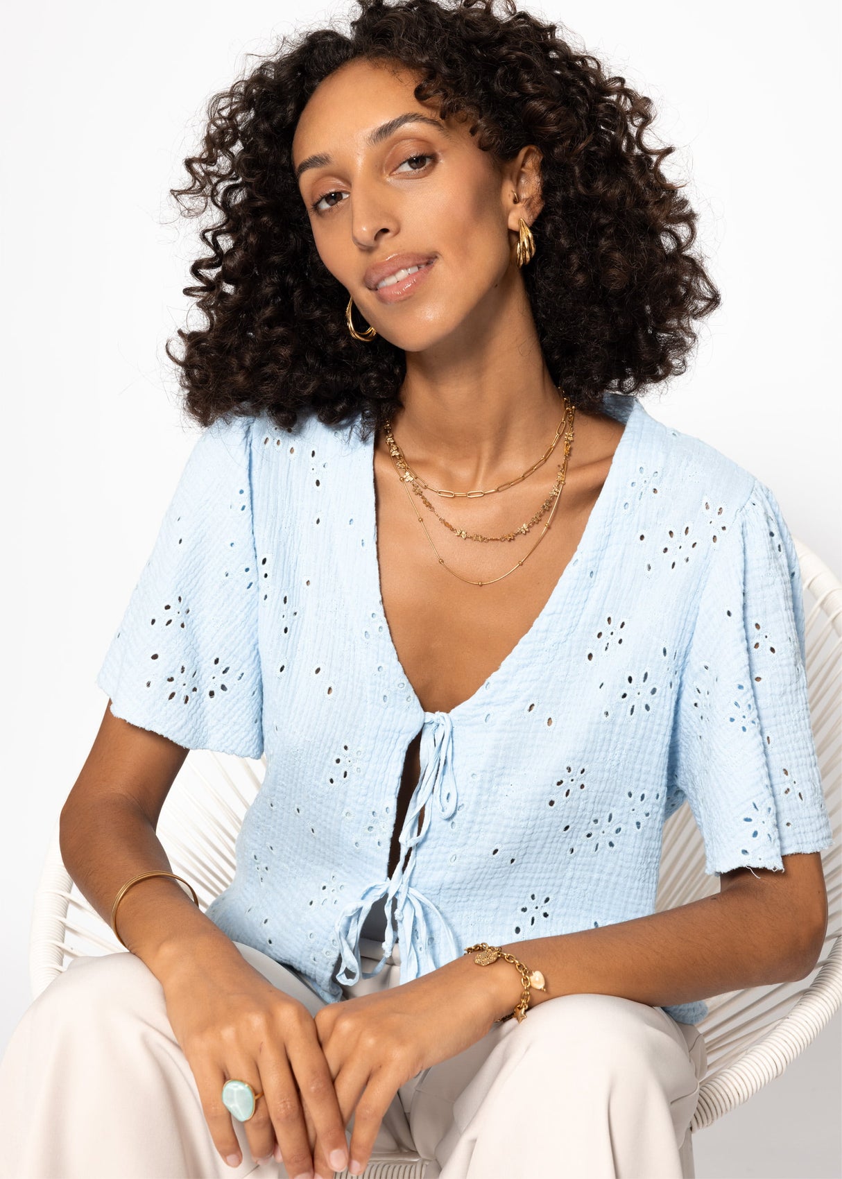 Musselin Bluse zum Binden mit Lochstickerei - hellblau