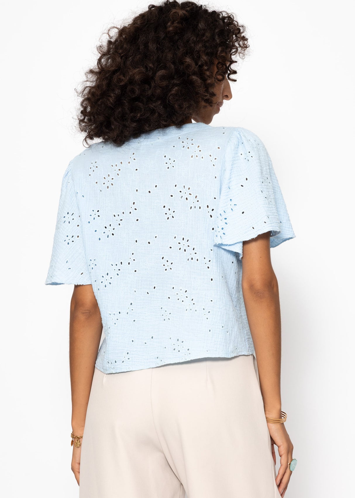 Musselin Bluse zum Binden mit Lochstickerei - hellblau