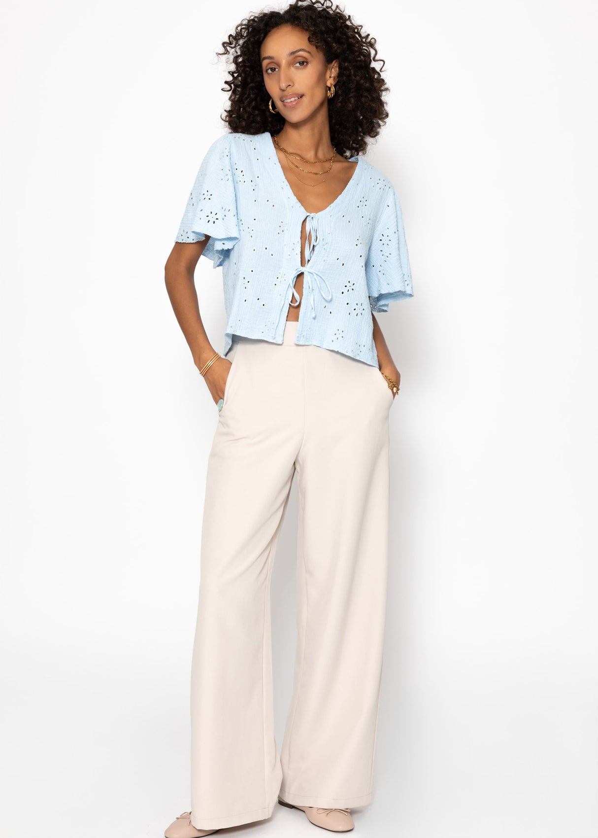 Musselin Bluse zum Binden mit Lochstickerei - hellblau