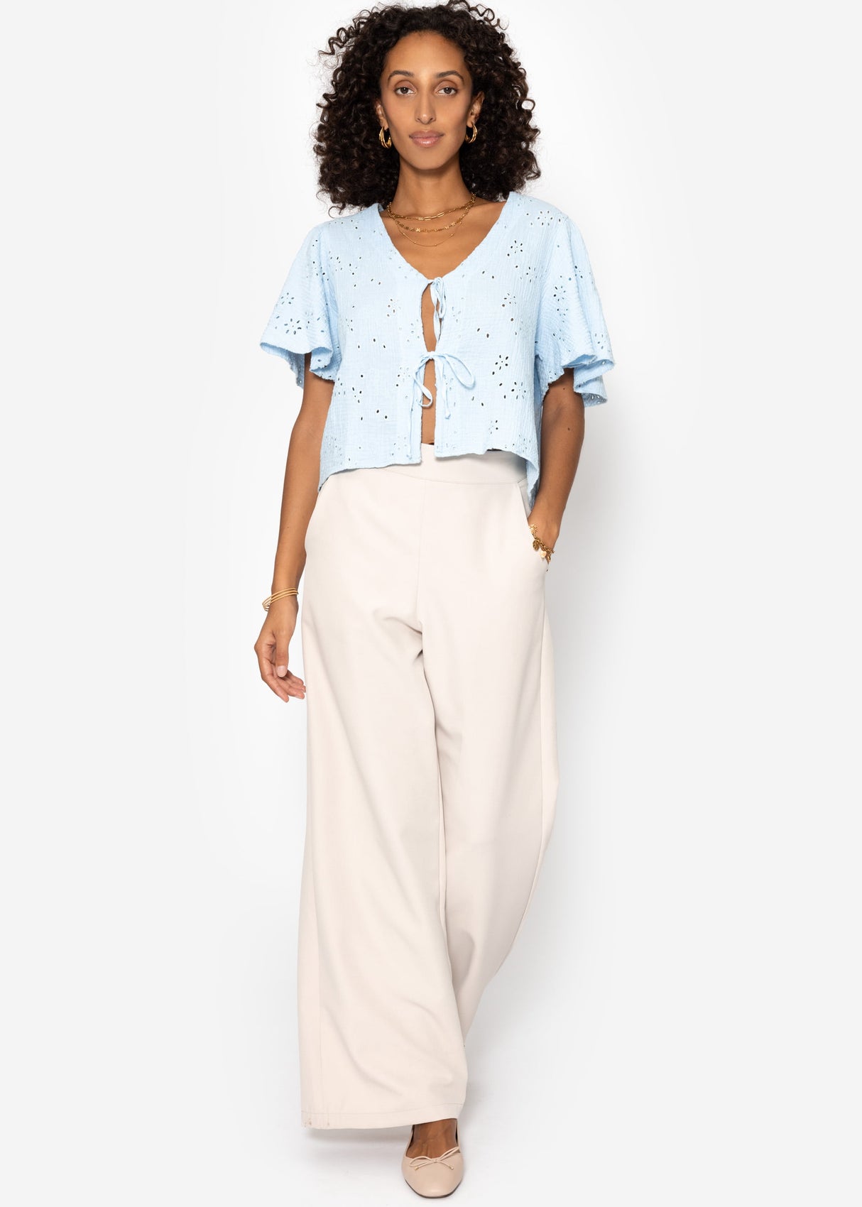 Musselin Bluse zum Binden mit Lochstickerei - hellblau