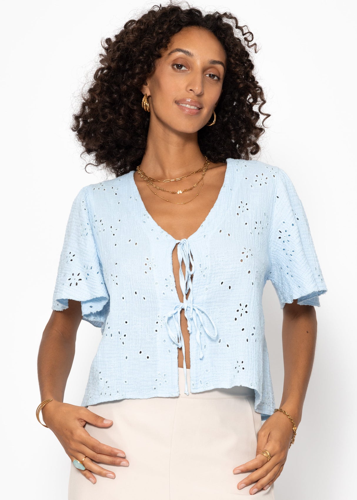 Musselin Bluse zum Binden mit Lochstickerei - hellblau