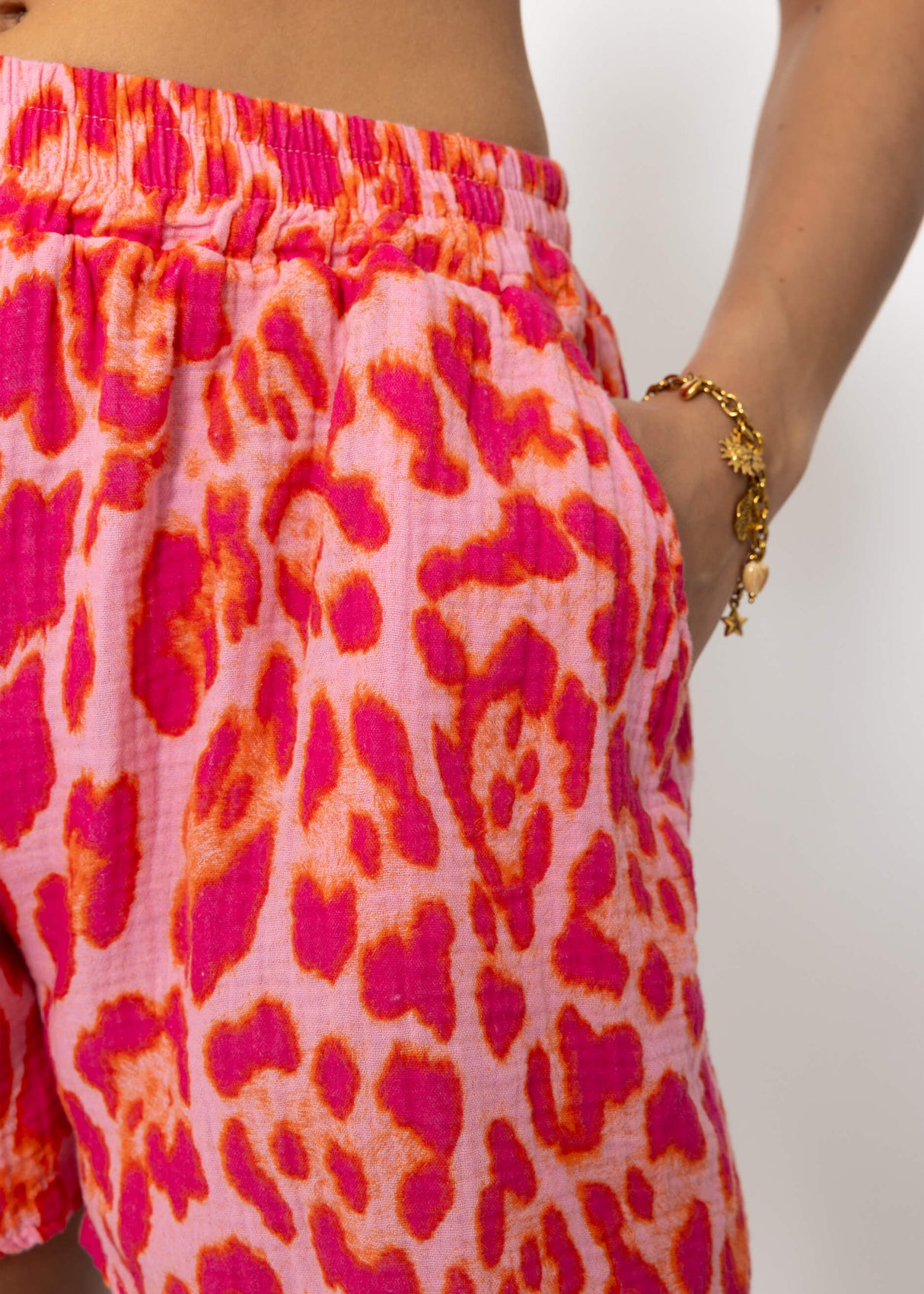Musselin Shorts mit Leo-Print - pink