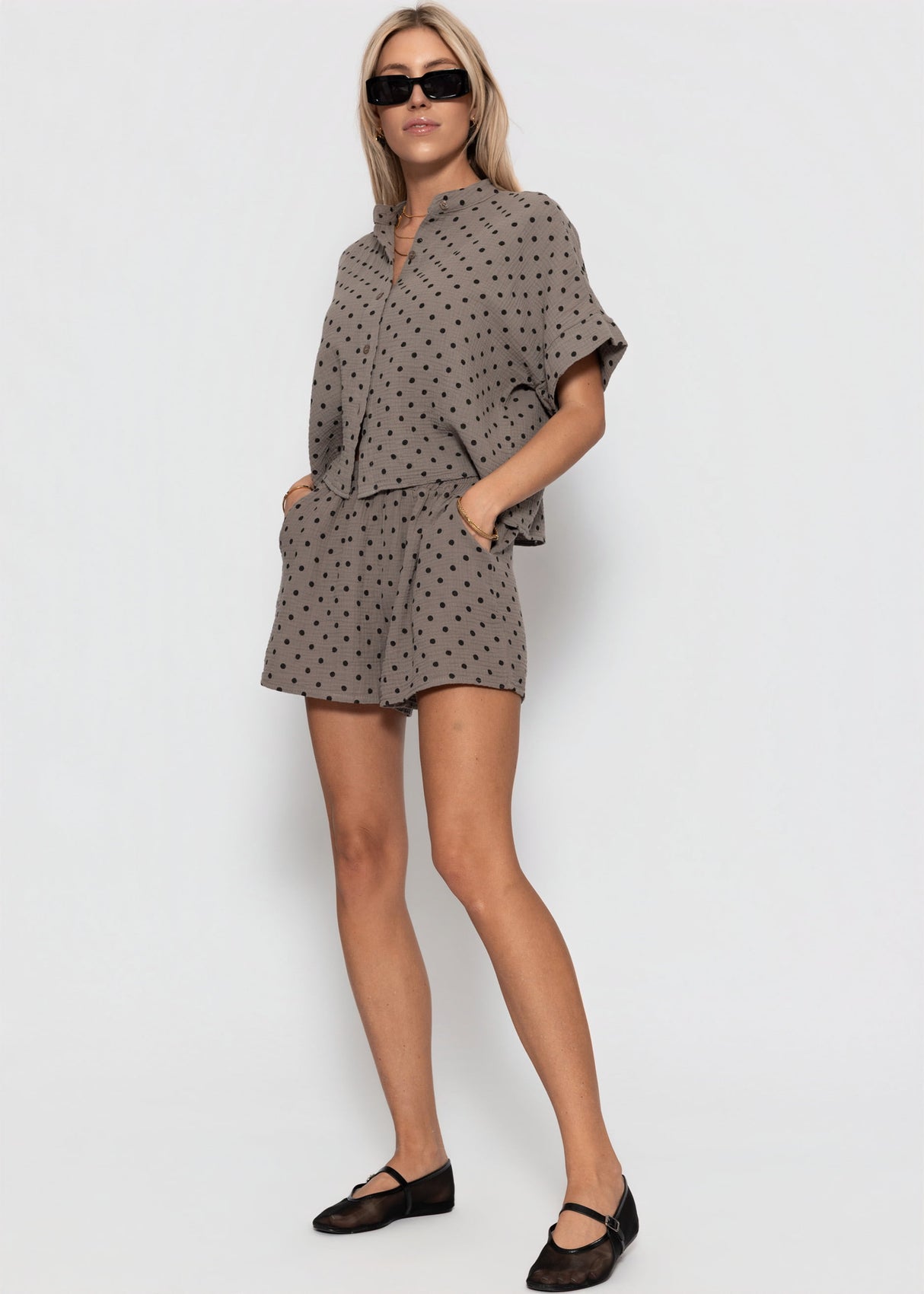 Musselin Shorts mit Punkten - taupe