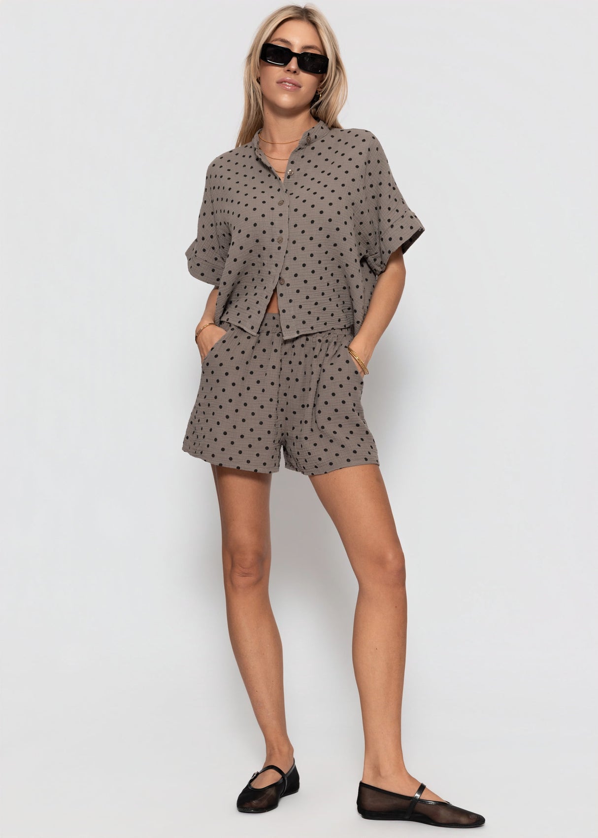 Musselin Shorts mit Punkten - taupe