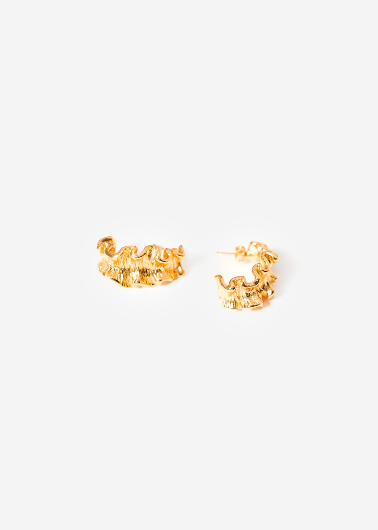 Stud earrings in sculptural form - gold