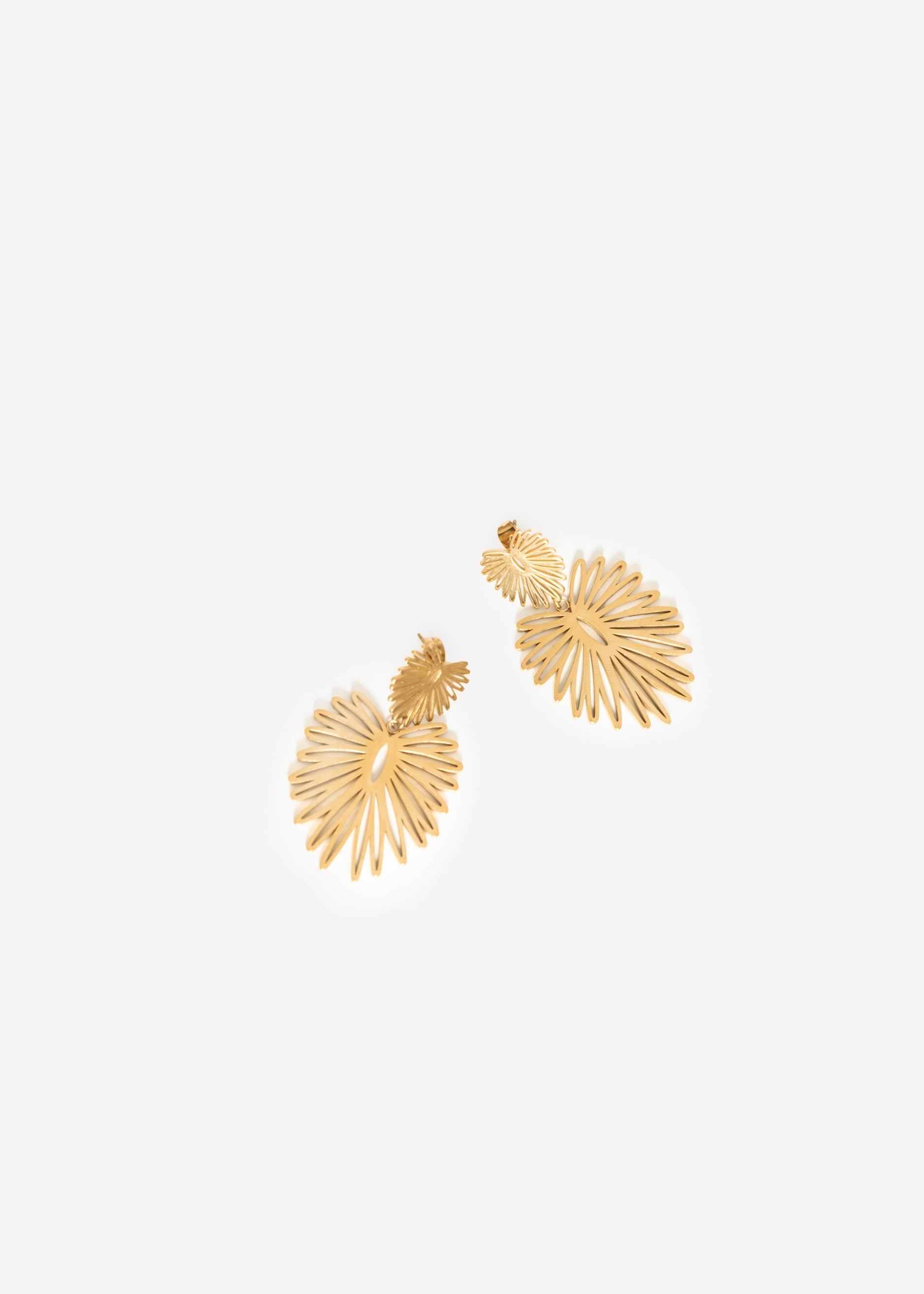 Earring with a leaf trailer - gold