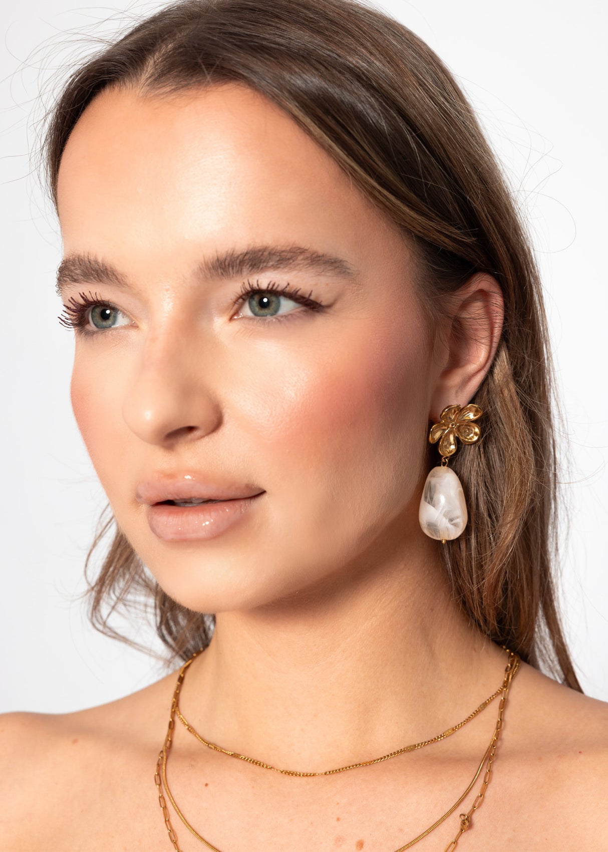 Stud earrings with pendant - gold