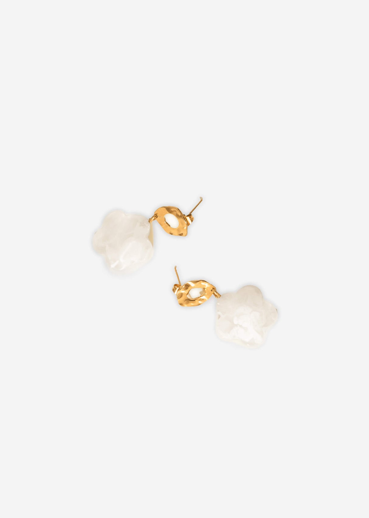 Ohrstecker mit weißer Blütenperle - gold