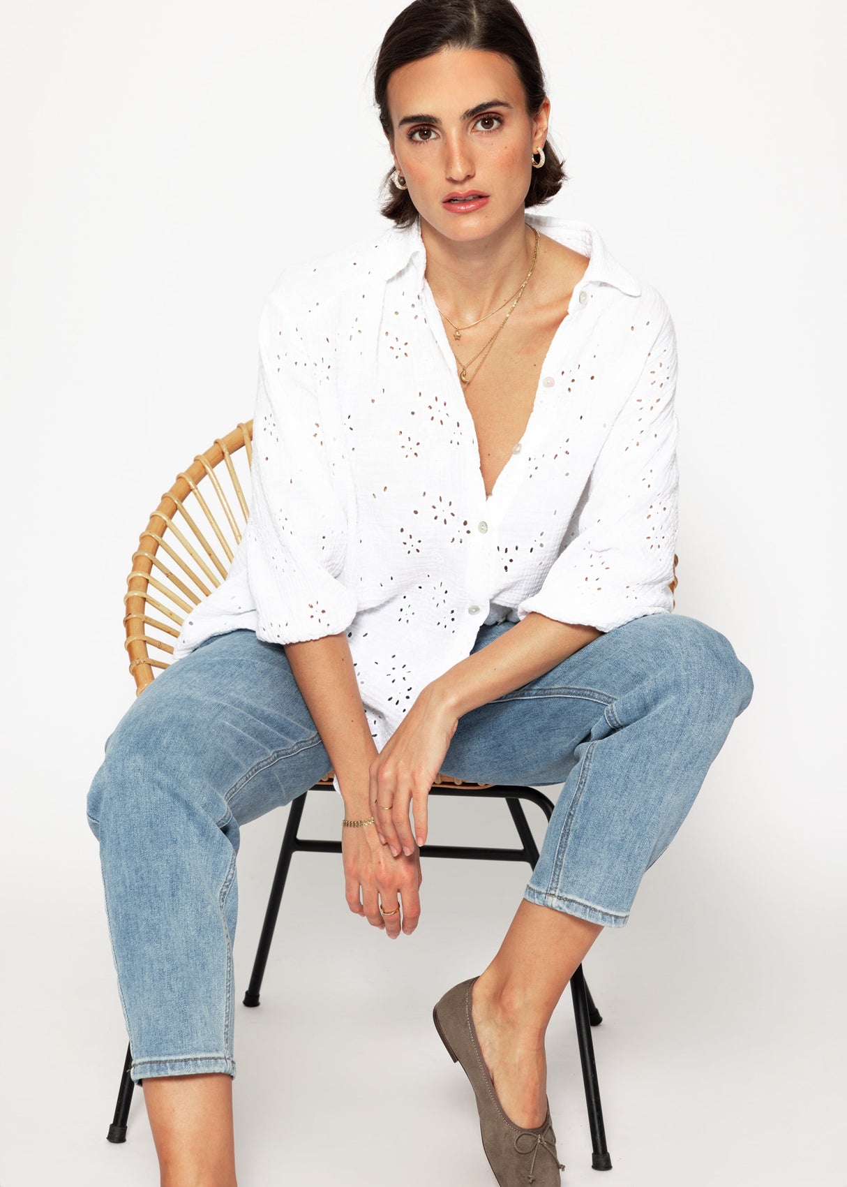 Short-sleeved muslin blouse with eyelet embroidery - white