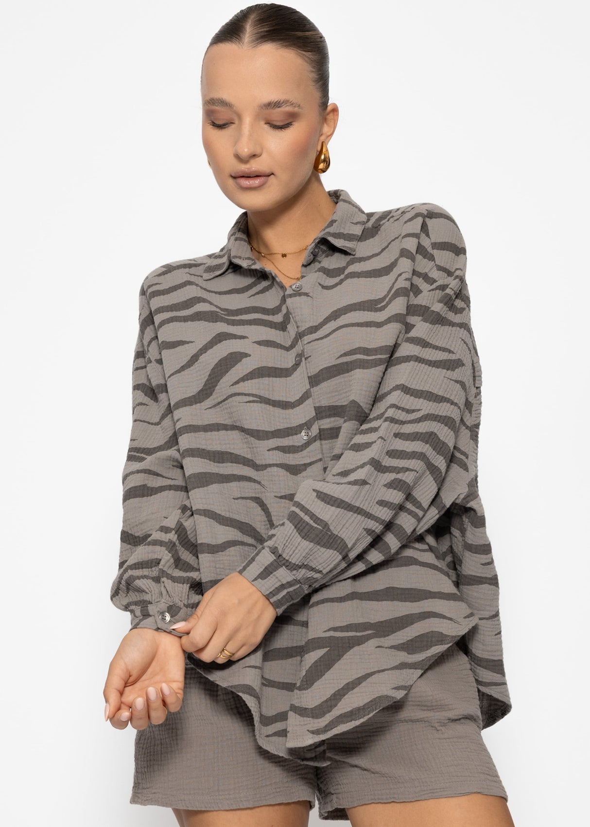 Oversize Musselin Bluse mit Zebra-Print - taupe